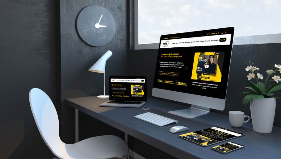 Kurumsal web sitesi arayüzü — cihaz mockup görseli